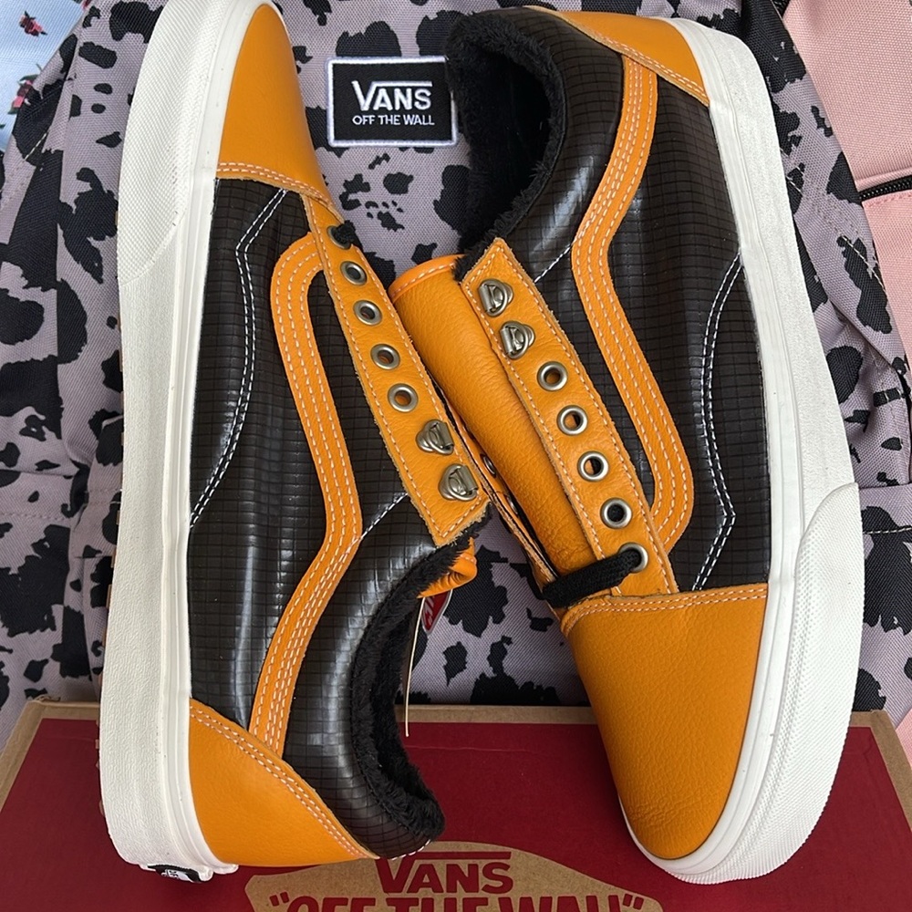 Vans Men’s Old Skool Mte (Mte) Apricot/Black
VN0A348F2NF
Sneakers - Picture 11 of 16